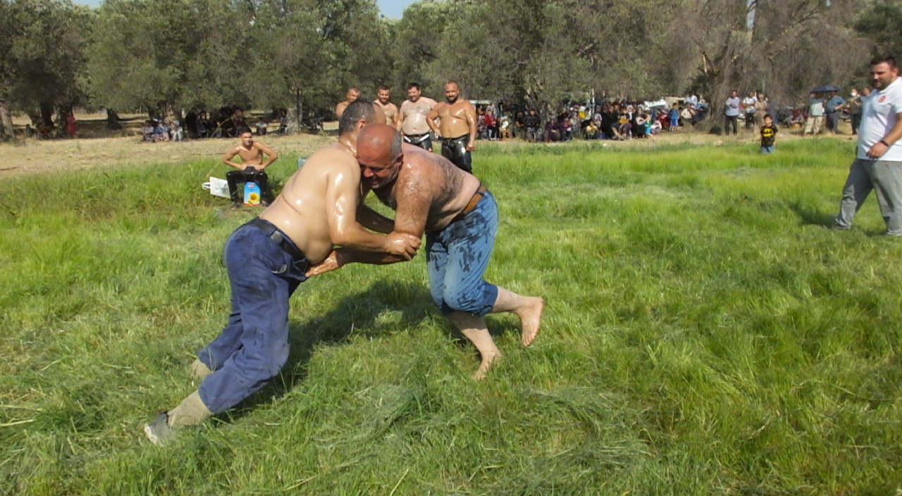 Oğullarının sünnet düğününde güreş müsabakası düzenledi